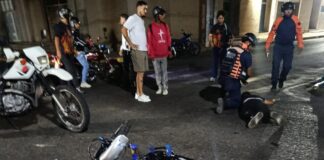 Dos lesionados tras colisión entre motos y vehículo que se dio a la fuga en el centro de Punto Fijo