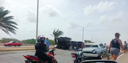 Vídeo| ¡Impactante colisión y vuelco en la Alí Primera! Accidente entre dos vehículos deja un lesionado