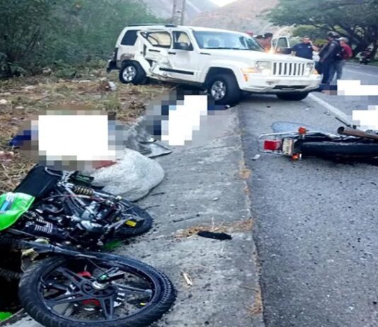 Colisión entre camioneta y dos motos deja tres fallecidos en Mérida