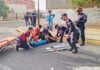 Joven sufre fractura abierta tras colisionar su moto contra un vehículo en Cujicana