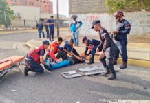 Joven sufre fractura abierta tras colisionar su moto contra un vehículo en Cujicana