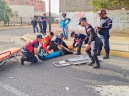 Joven sufre fractura abierta tras colisionar su moto contra un vehículo en Cujicana
