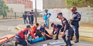 Joven sufre fractura abierta tras colisionar su moto contra un vehículo en Cujicana