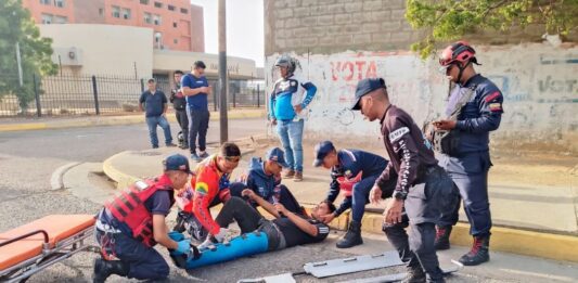 Joven sufre fractura abierta tras colisionar su moto contra un vehículo en Cujicana