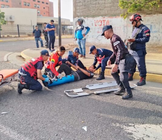 Joven sufre fractura abierta tras colisionar su moto contra un vehículo en Cujicana