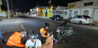 Colisión entre moto y Aveo ocurrida frente a El Baratillo de Puerta Maravén deja a pareja lesionada