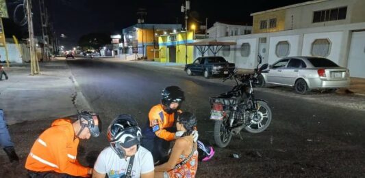 Colisión entre moto y Aveo ocurrida frente a El Baratillo de Puerta Maravén deja a pareja lesionada