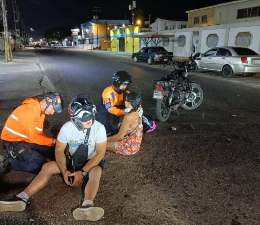 Colisión entre moto y Aveo ocurrida frente a El Baratillo de Puerta Maravén deja a pareja lesionada
