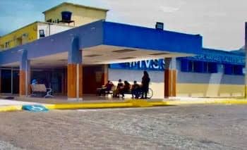 Botella de licor le provocó grave traumatismo testicular tras caer al pavimento