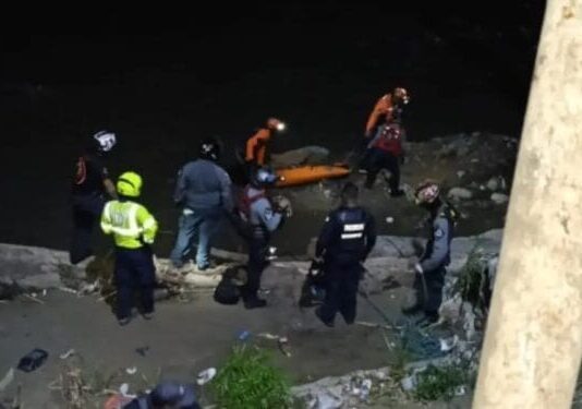 Tragedia en Puente Baloa: recuperan el cuerpo de un hombre que cayó al río Guaire
