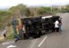 Falla mecánica en neumático trasero provoca vuelco de camión cargado de aguacates en la Morón-Coro