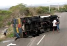 Falla mecánica en neumático trasero provoca vuelco de camión cargado de aguacates en la Morón-Coro