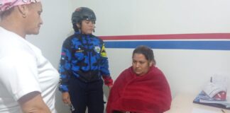 Lesionada mujer tras perder el control de la moto en la vía Pueblo Nuevo–Santa Cruz