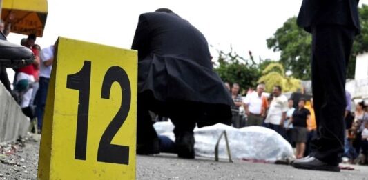 Ráfaga mortal en la San Martín: acribillan a una pareja en moto a la altura del Bloque de Armas