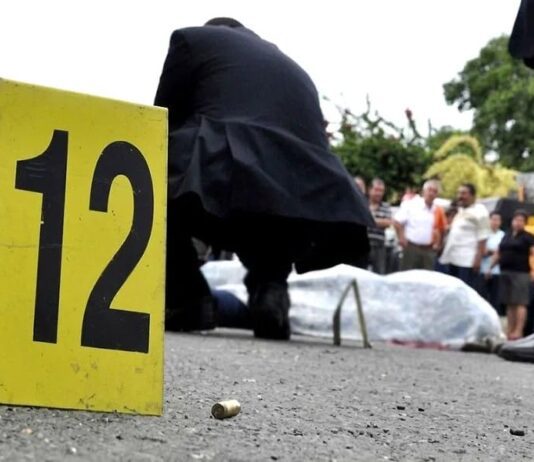 Ráfaga mortal en la San Martín: acribillan a una pareja en moto a la altura del Bloque de Armas