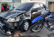 Violenta colisión entre carro y moto deja a un adulto y a un niño lesionados
