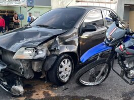 Violenta colisión entre carro y moto deja a un adulto y a un niño lesionados