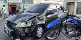 Violenta colisión entre carro y moto deja a un adulto y a un niño lesionados