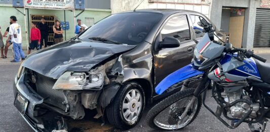 Violenta colisión entre carro y moto deja a un adulto y a un niño lesionados