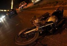 Hueco en la vía y estallido de caucho provocan deslizamiento de moto en Tacuato