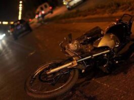 Hueco en la vía y estallido de caucho provocan deslizamiento de moto en Tacuato