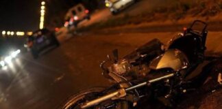 Hueco en la vía y estallido de caucho provocan deslizamiento de moto en Tacuato