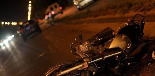 Hueco en la vía y estallido de caucho provocan deslizamiento de moto en Tacuato