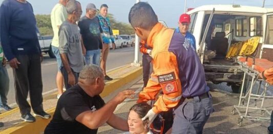 Neumático trasero le estalló a un motorizado y su acompañante resultó lesionada en Punto Fijo