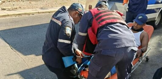 Distracción al volante provoca colisión entre camión y motocicleta en el Centro de Punto Fijo