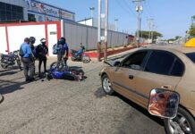 ¡De milagro! Motorizado resulta con heridas leves tras colisionar contra un vehículo en el centro de Punto Fijo