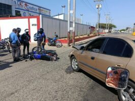 ¡De milagro! Motorizado resulta con heridas leves tras colisionar contra un vehículo en el centro de Punto Fijo