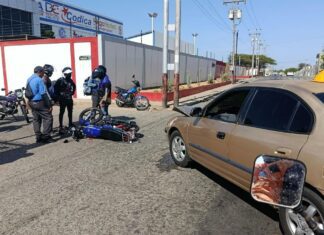 ¡De milagro! Motorizado resulta con heridas leves tras colisionar contra un vehículo en el centro de Punto Fijo