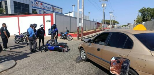 ¡De milagro! Motorizado resulta con heridas leves tras colisionar contra un vehículo en el centro de Punto Fijo
