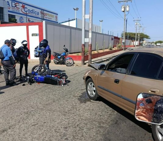 ¡De milagro! Motorizado resulta con heridas leves tras colisionar contra un vehículo en el centro de Punto Fijo
