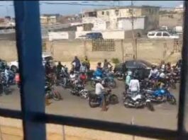 Vídeo| Motorizados se hacen sentir al frente del Tribunal en Punto Fijo
