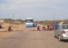 En Moruy trancan la vía principal en protesta por la falta de agua potable