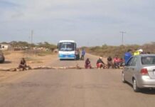 En Moruy trancan la vía principal en protesta por la falta de agua potable