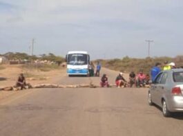 En Moruy trancan la vía principal en protesta por la falta de agua potable