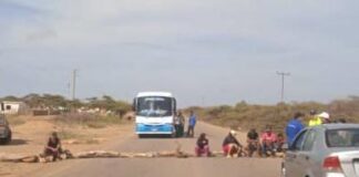 En Moruy trancan la vía principal en protesta por la falta de agua potable
