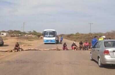 En Moruy trancan la vía principal en protesta por la falta de agua potable