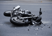 Accidente en Tocópero: Joven hospitalizada con politraumatismo y luxación tras deslizamiento en moto