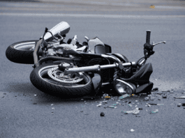 Accidente en Tocópero: Joven hospitalizada con politraumatismo y luxación tras deslizamiento en moto