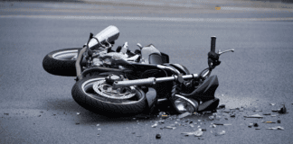 Accidente en Tocópero: Joven hospitalizada con politraumatismo y luxación tras deslizamiento en moto