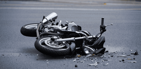 Accidente en Tocópero: Joven hospitalizada con politraumatismo y luxación tras deslizamiento en moto