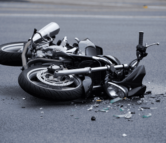 Accidente en Tocópero: Joven hospitalizada con politraumatismo y luxación tras deslizamiento en moto