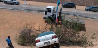 Vuelco de vehículo en el distribuidor Bolívar del sector Las Margaritas deja solo daños materiales