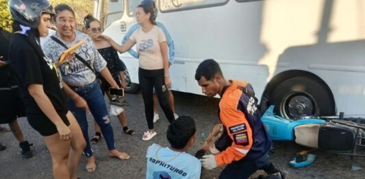 Colisión deja a un motorizado lesionado tras maniobra indebida del conductor de un autobús