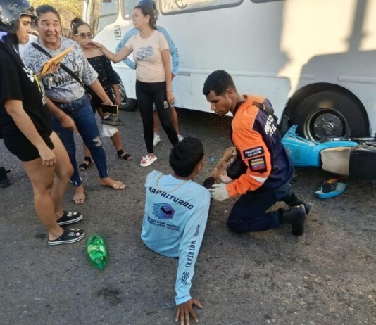 Colisión deja a un motorizado lesionado tras maniobra indebida del conductor de un autobús