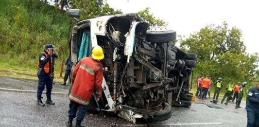 Vuelco de colectivo en Portuguesa deja tres muertos, entre ellos una niña de 7 años