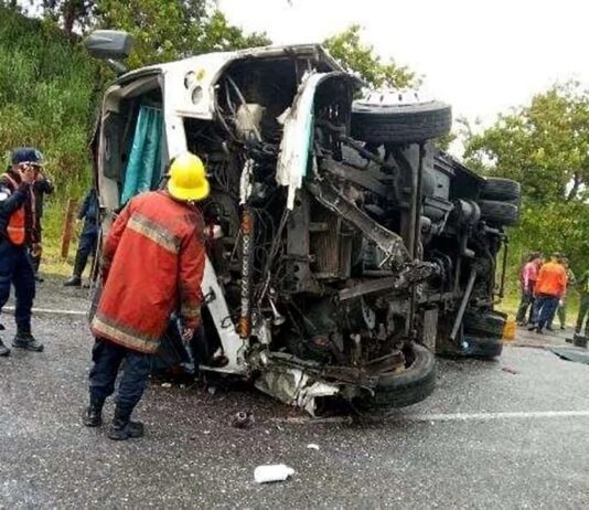 Vuelco de colectivo en Portuguesa deja tres muertos, entre ellos una niña de 7 años